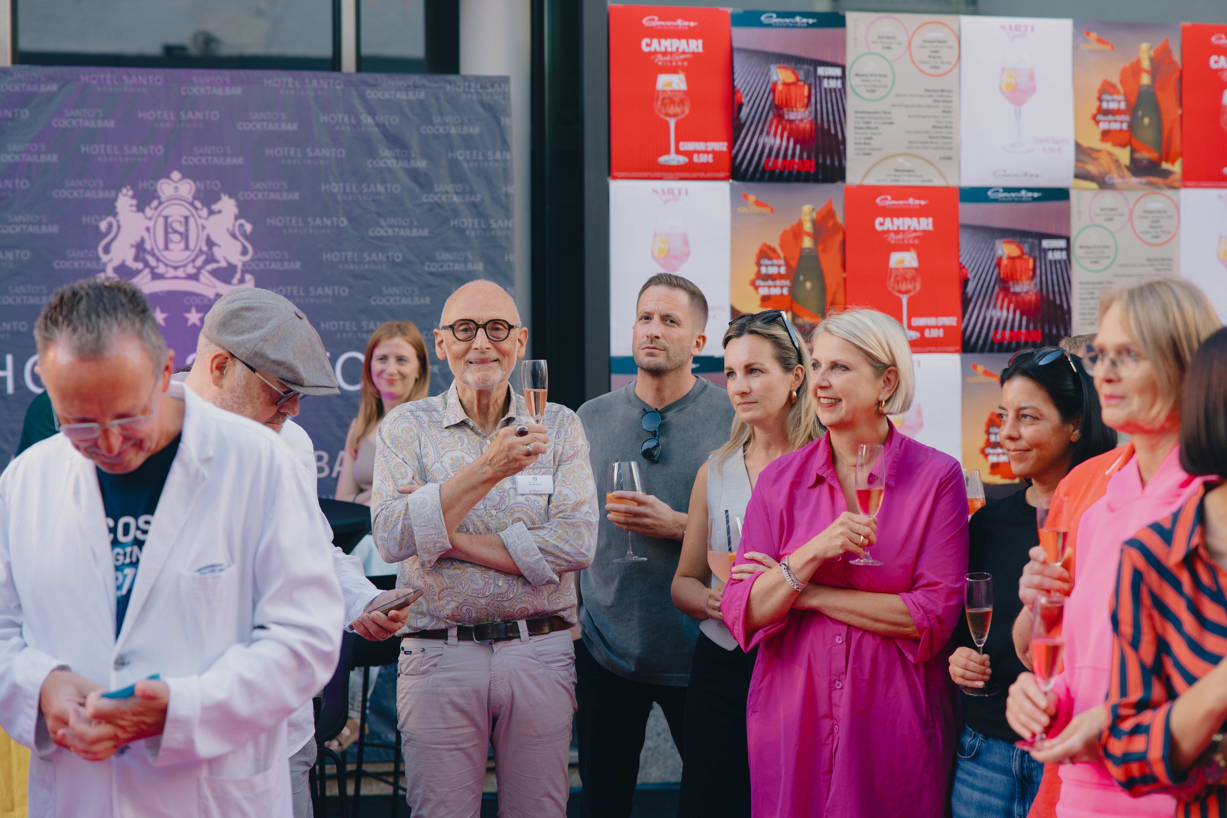 Fotografie der Waldstraßen Gemeinschaft, mit Presse beim Event