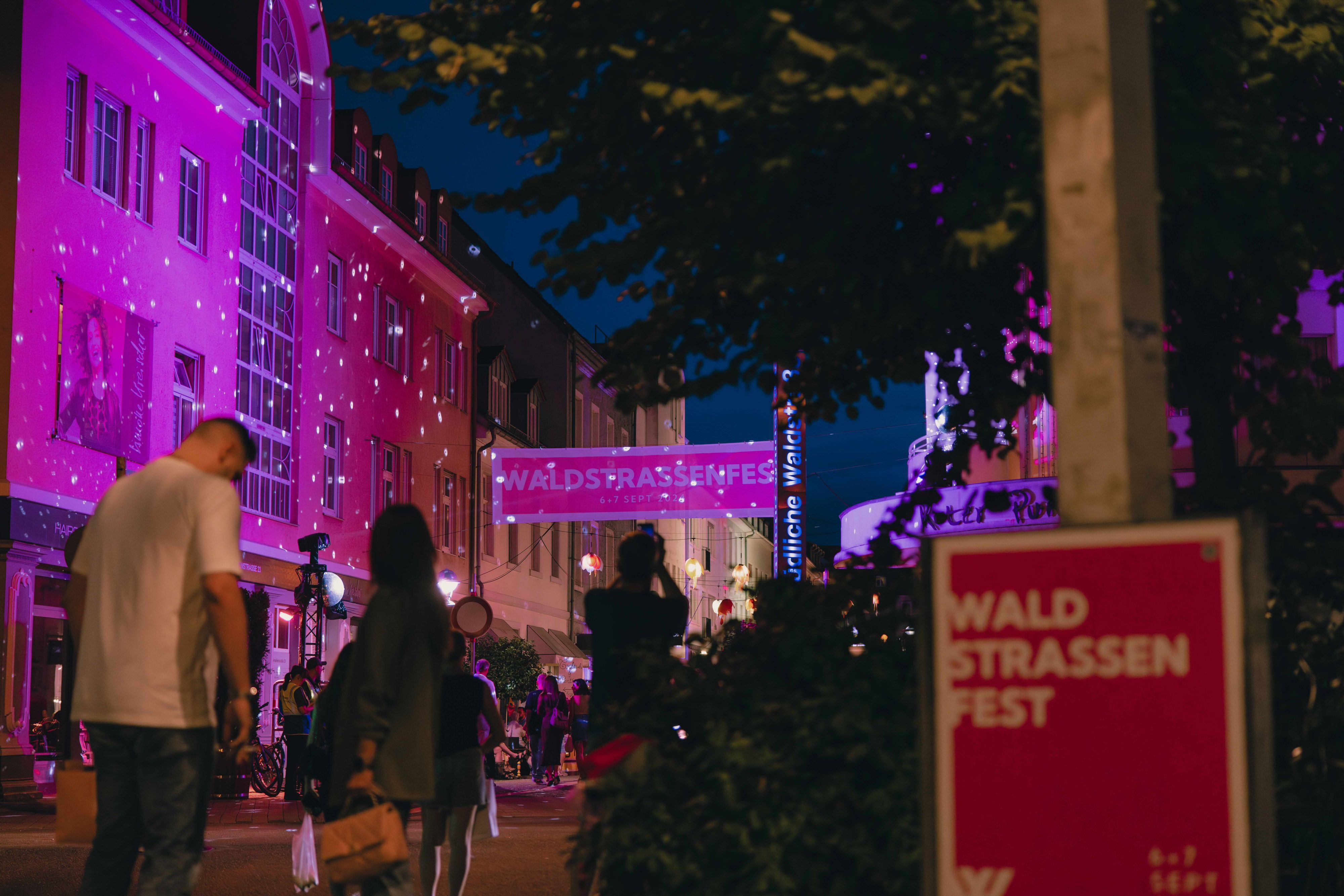 Fotografie der Waldstraßen Gemeinschaft mit Marketingelementen in Print